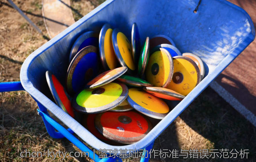 篮球基础动作标准与错误示范分析